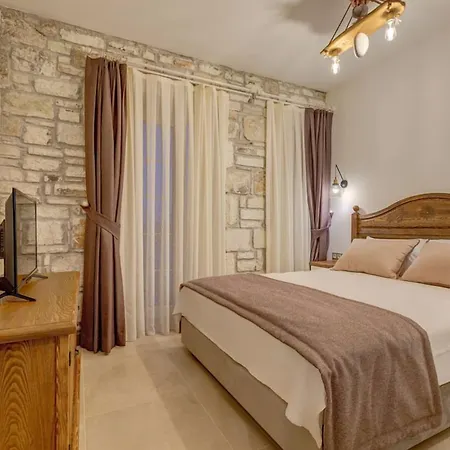 Navalia Hotel
